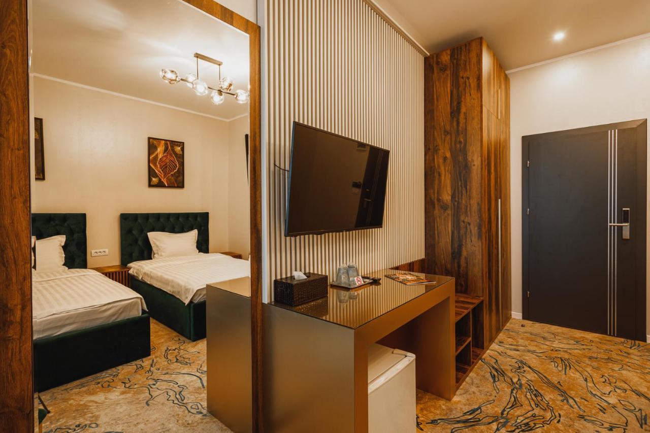 Motel Andra Tecuci Bagian luar foto